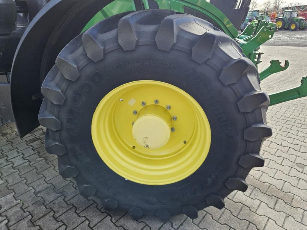 John Deere 6230 R - Farm tractor: picture 5 John Deere 6230 R - Farm tractor: picture 5