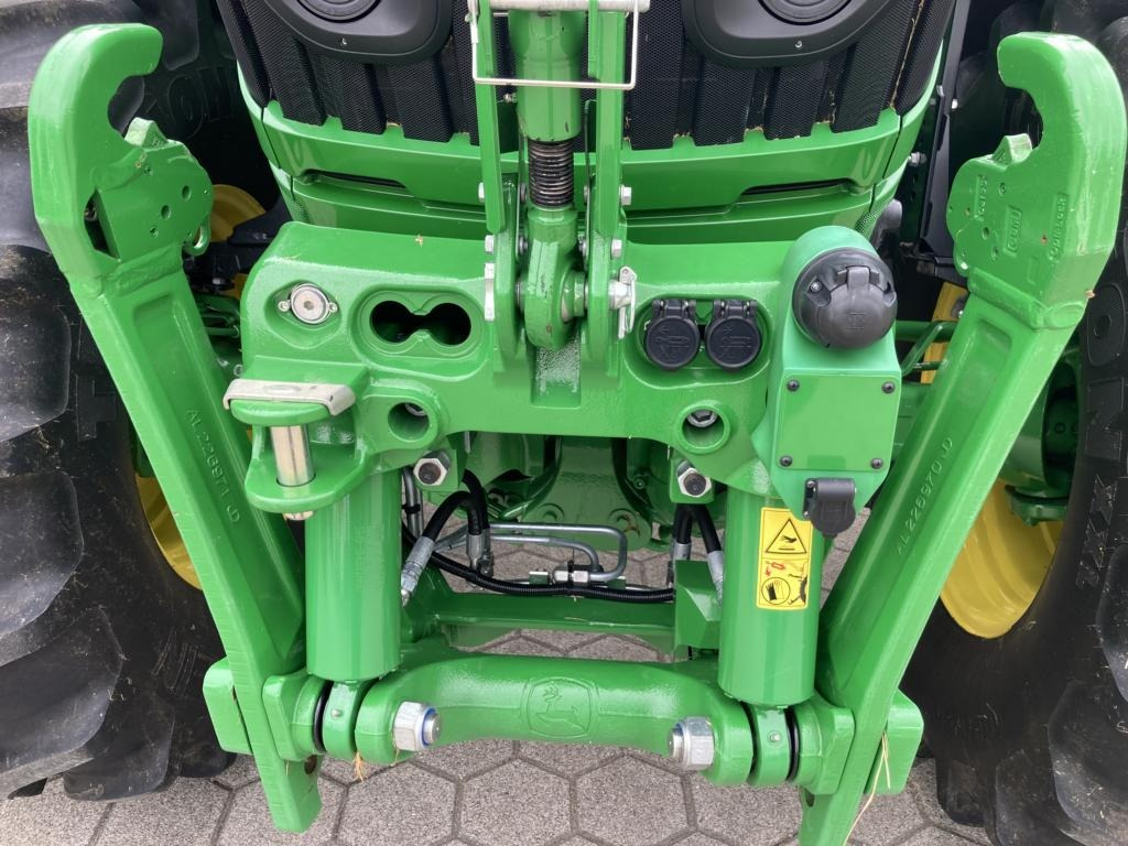 John Deere 6R145 - Farm tractor: picture 3 John Deere 6R145 - Farm tractor: picture 3