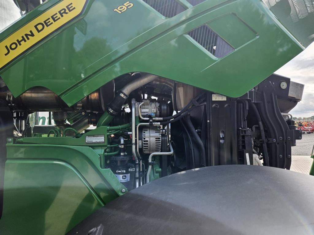 John Deere 6R195 - Farm tractor: picture 2 John Deere 6R195 - Farm tractor: picture 2