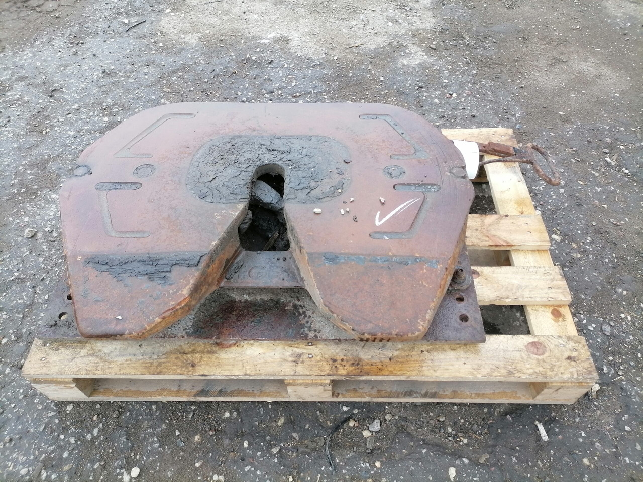 Scania Fifht wheel 1739070 - Fifth wheel coupling for Truck: picture 1 Scania Fifht wheel 1739070 - Fifth wheel coupling for Truck: picture 1
