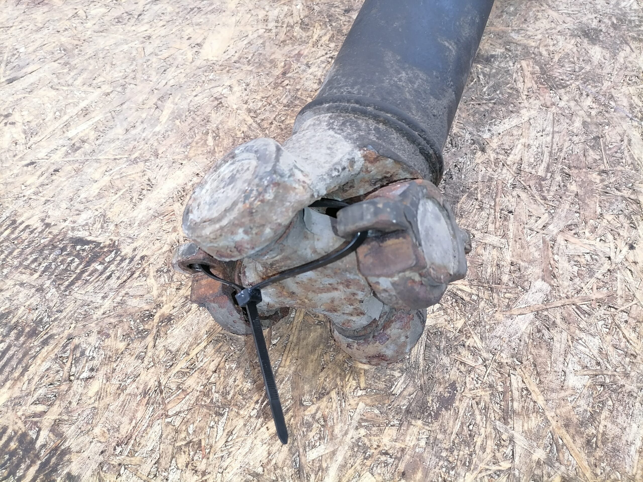 Scania Propeller shaft 1758364 - Propeller shaft for Truck: picture 4 Scania Propeller shaft 1758364 - Propeller shaft for Truck: picture 4