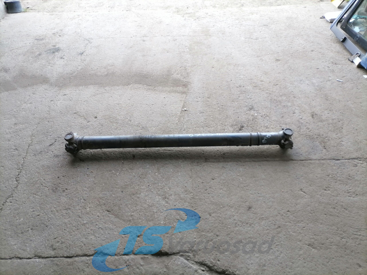 Scania Propeller shaft 1758615 - Propeller shaft for Truck: picture 1 Scania Propeller shaft 1758615 - Propeller shaft for Truck: picture 1