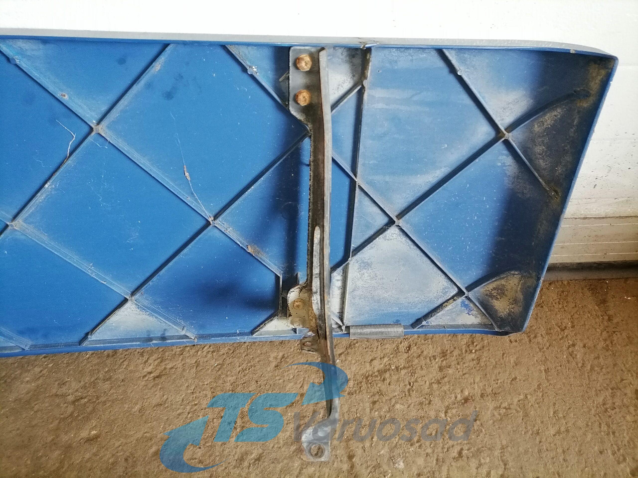 Scania Scania cab wind deflector, right side 1348522 - Aerodynamics/ Spoiler for Truck: picture 4 Scania Scania cab wind deflector, right side 1348522 - Aerodynamics/ Spoiler for Truck: picture 4