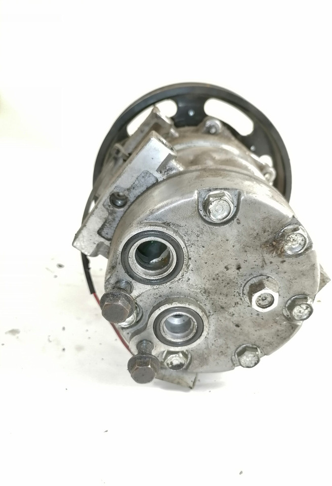 Volvo A/C compressor 89353 - Heating/ Ventilation for Truck: picture 2 Volvo A/C compressor 89353 - Heating/ Ventilation for Truck: picture 2