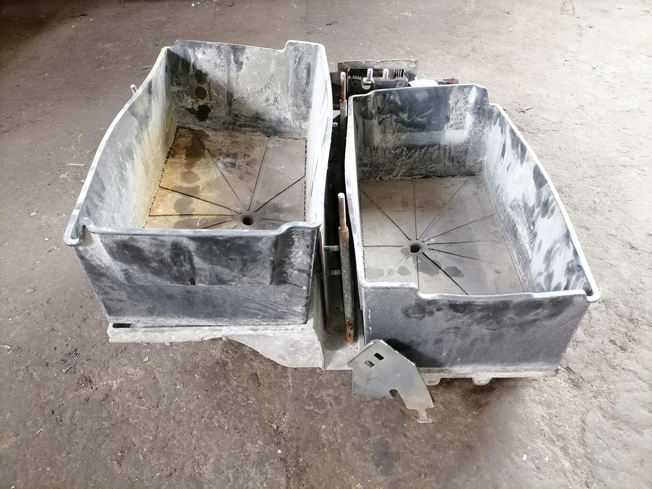 Volvo Battery box 22003951 - Battery for Truck: picture 4 Volvo Battery box 22003951 - Battery for Truck: picture 4