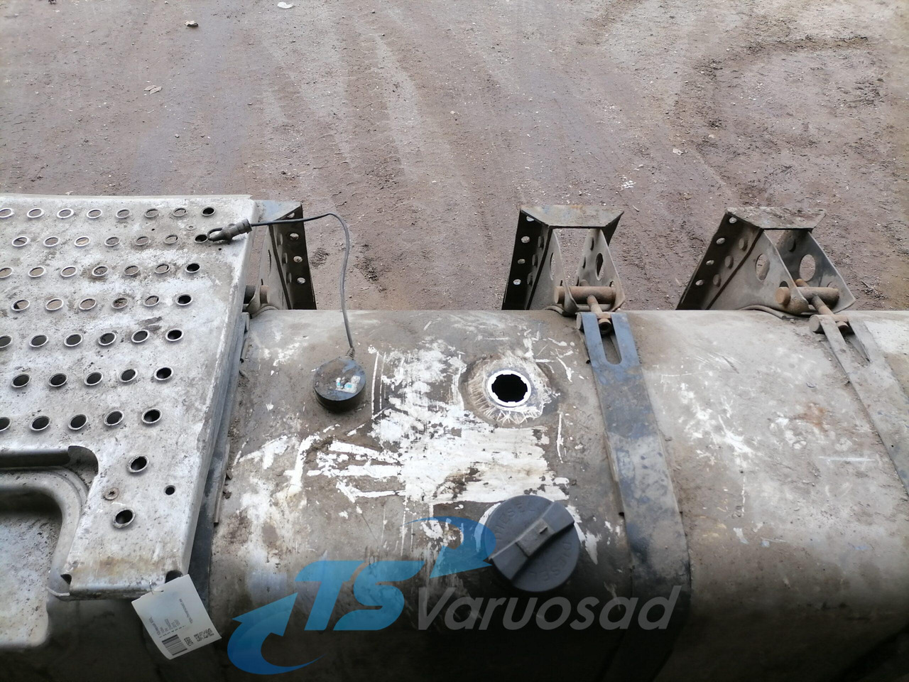 Volvo Kütusepaak 900L 21442022 - Fuel tank for Truck: picture 5 Volvo Kütusepaak 900L 21442022 - Fuel tank for Truck: picture 5