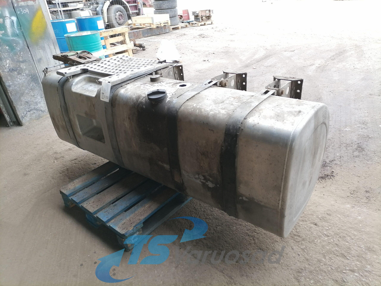 Volvo Kütusepaak 900L 21442022 - Fuel tank for Truck: picture 1 Volvo Kütusepaak 900L 21442022 - Fuel tank for Truck: picture 1