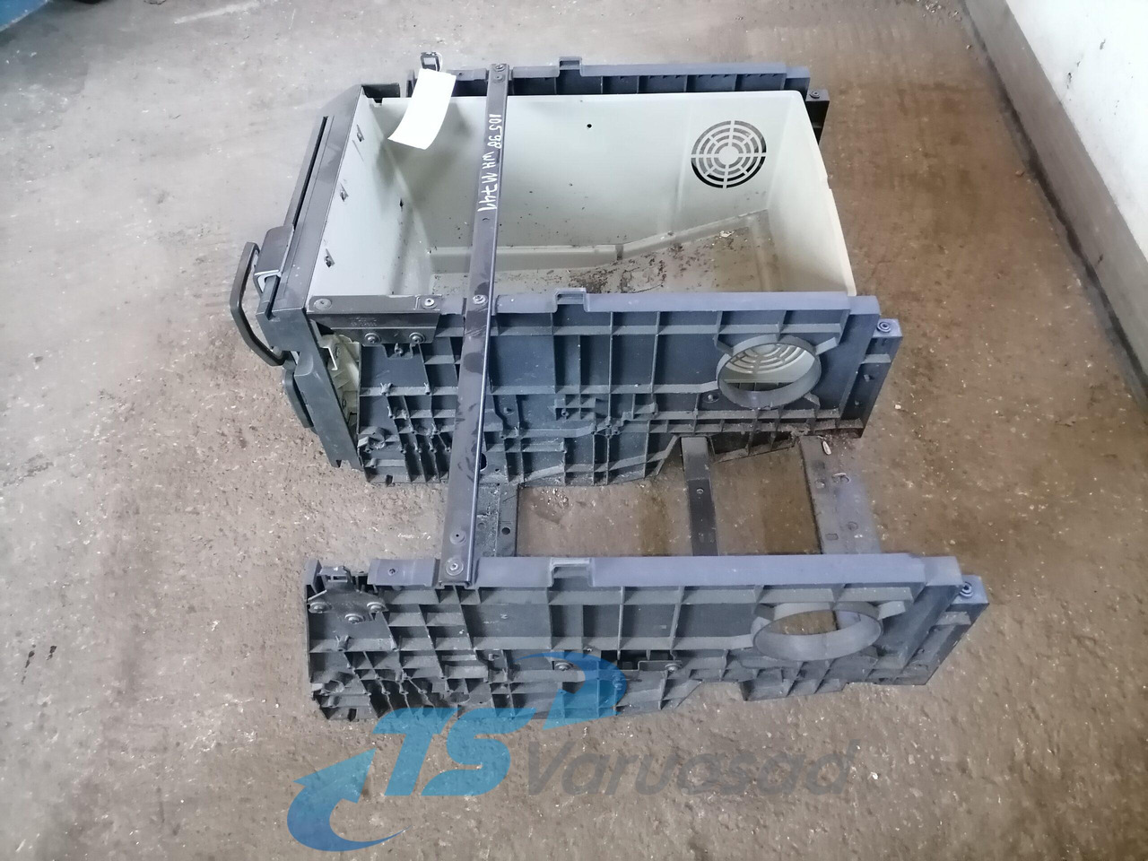 Volvo Voodialune panipaik 82174070 - Universal part for Truck: picture 2 Volvo Voodialune panipaik 82174070 - Universal part for Truck: picture 2