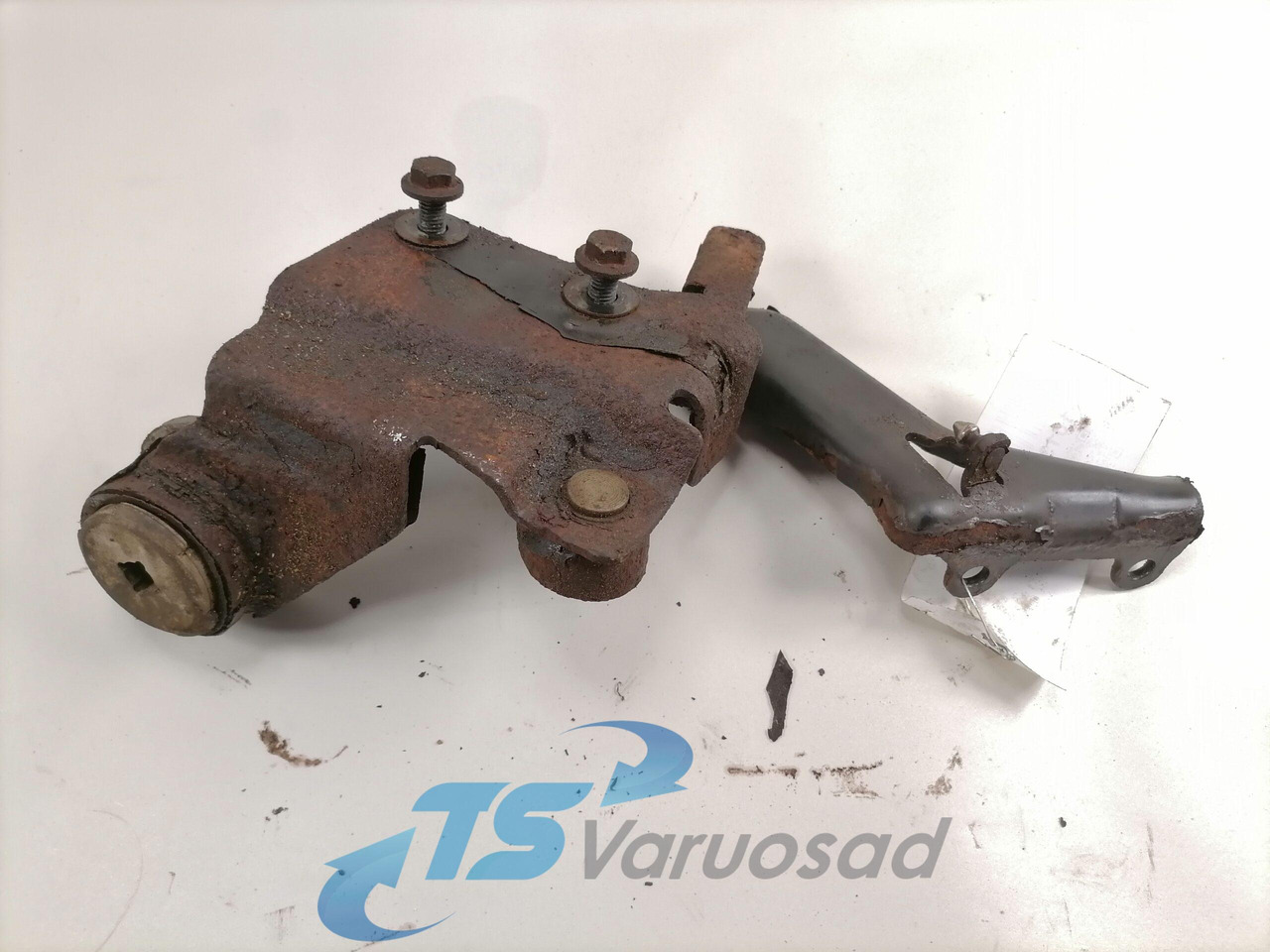 Volvo lower grille carrier hinge 20545095 - Grill for Truck: picture 2 Volvo lower grille carrier hinge 20545095 - Grill for Truck: picture 2