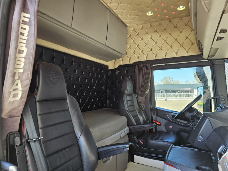 Interior photo 1: Tractor unit Scania S580 / V8 / 6X2 / FULL AIR / BOOGIE / RETARDER