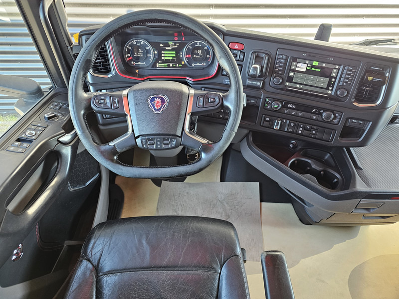 Interior photo 2: Tractor unit Scania S580 / V8 / 6X2 / FULL AIR / BOOGIE / RETARDER