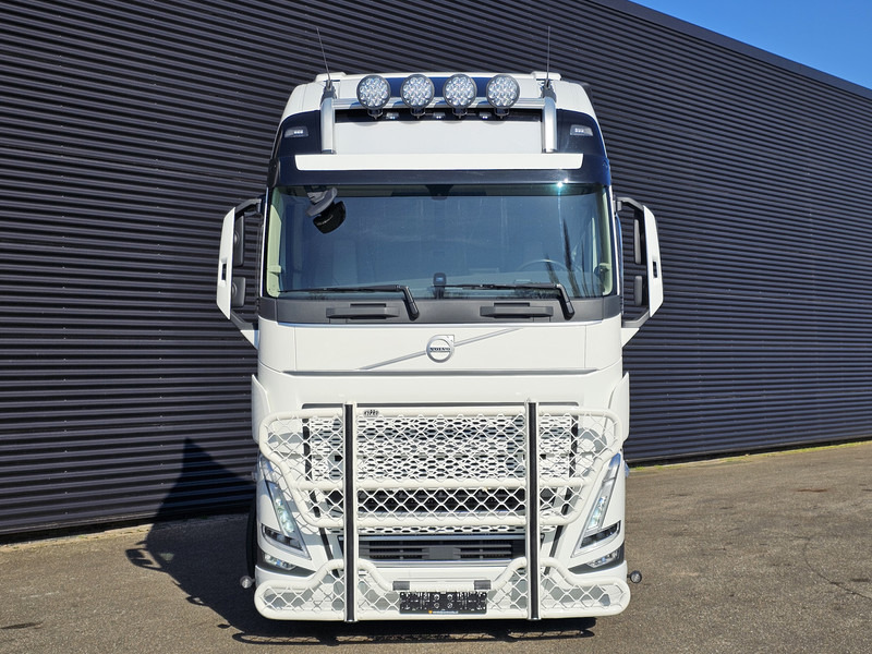 Volvo FH 540 / 6X4 / BOOGIE / RETARDER / FULL AIR / 312DKM - Tractor unit: picture 5 Volvo FH 540 / 6X4 / BOOGIE / RETARDER / FULL AIR / 312DKM - Tractor unit: picture 5