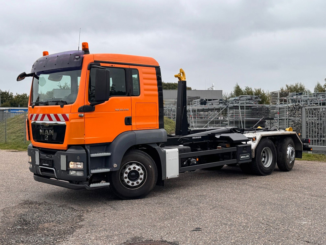 MAN 26.40 6X2 Meiller RK 20.70  mit Funk - Hook lift truck: picture 1 MAN 26.40 6X2 Meiller RK 20.70  mit Funk - Hook lift truck: picture 1