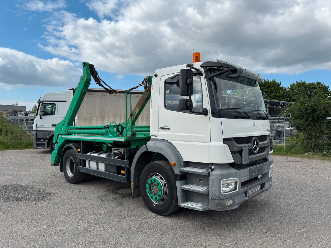 Mercedes-Benz 1833 4X2 Meiller AK 12 Absetzkipper Mercedes-Benz 1833 4X2 Meiller AK 12 Absetzkipper - Skip loader truck: picture 1 Mercedes-Benz 1833 4X2 Meiller AK 12 Absetzkipper Mercedes-Benz 1833 4X2 Meiller AK 12 Absetzkipper - Skip loader truck: picture 1