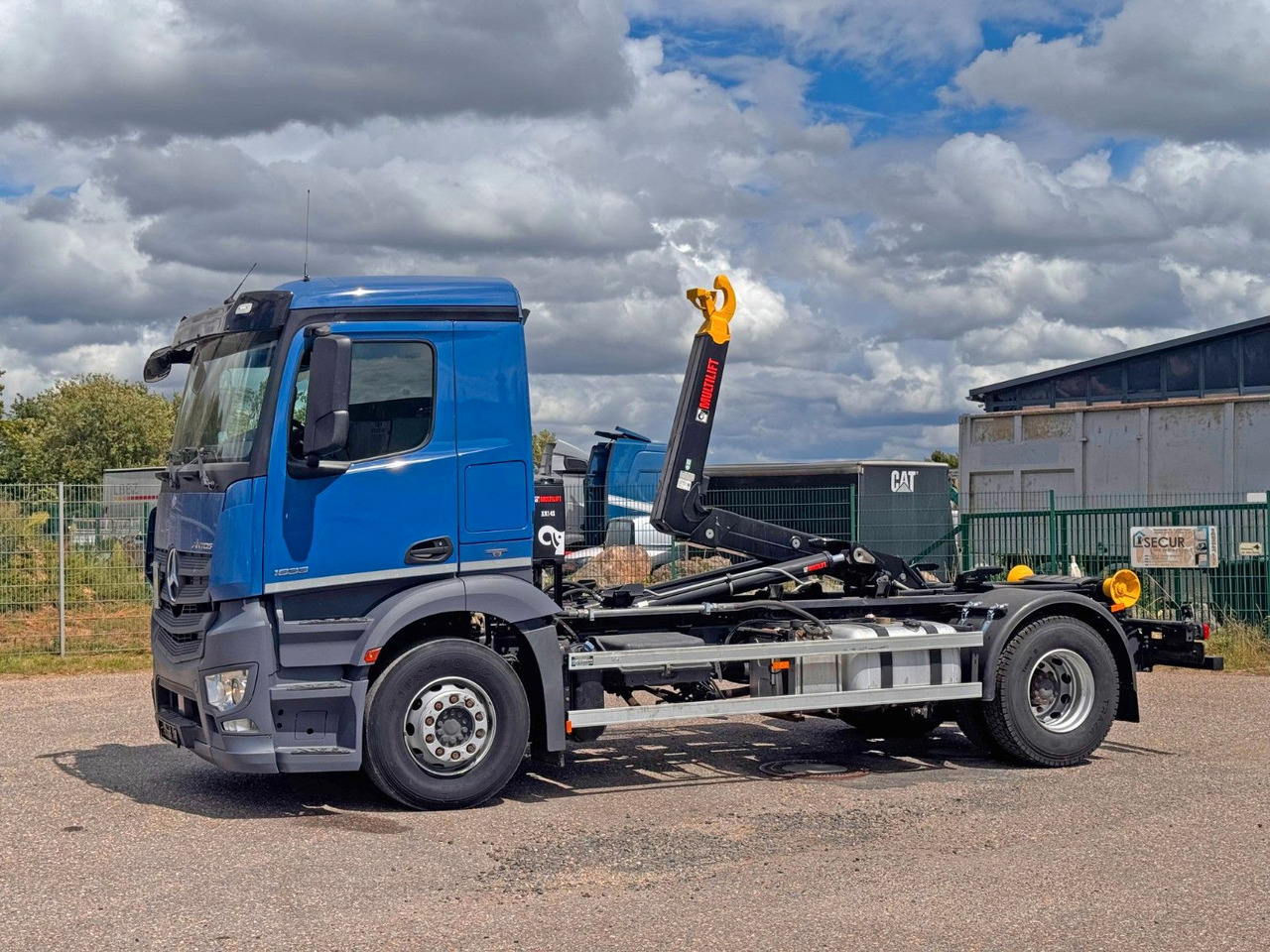 Mercedes-Benz 1833 4X2 Multilift Abroller Top Zustand - Hook lift truck: picture 3 Mercedes-Benz 1833 4X2 Multilift Abroller Top Zustand - Hook lift truck: picture 3