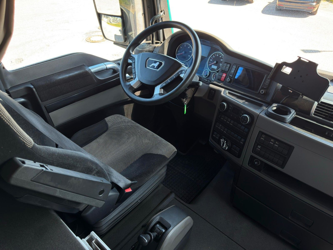 Leasing of MAN 18.460 4x2 Kipphydr. | Standheiz. | Top Zustand MAN 18.460 4x2 Kipphydr. | Standheiz. | Top Zustand: picture 12 Leasing of MAN 18.460 4x2 Kipphydr. | Standheiz. | Top Zustand MAN 18.460 4x2 Kipphydr. | Standheiz. | Top Zustand: picture 12