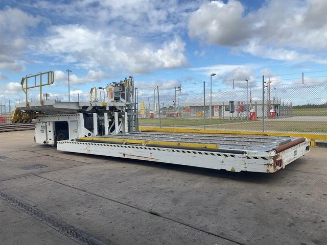 TLD 929 - Aircraft cargo loader: picture 2 TLD 929 - Aircraft cargo loader: picture 2