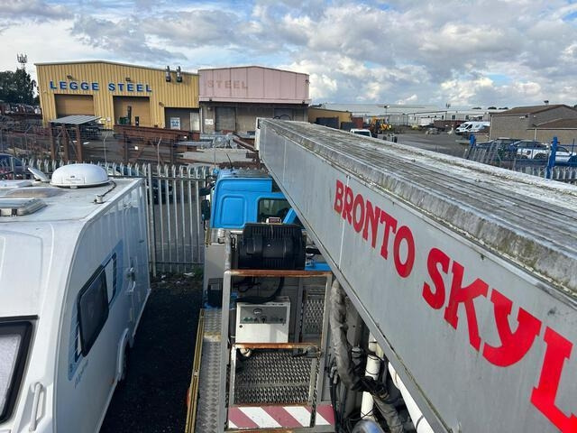 Crane truck Volvo: picture 15