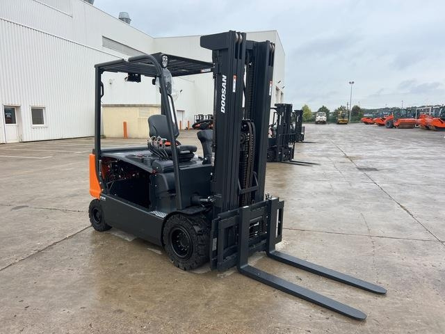 Doosan B35X-7 PLUS - Electric forklift: picture 4 Doosan B35X-7 PLUS - Electric forklift: picture 4