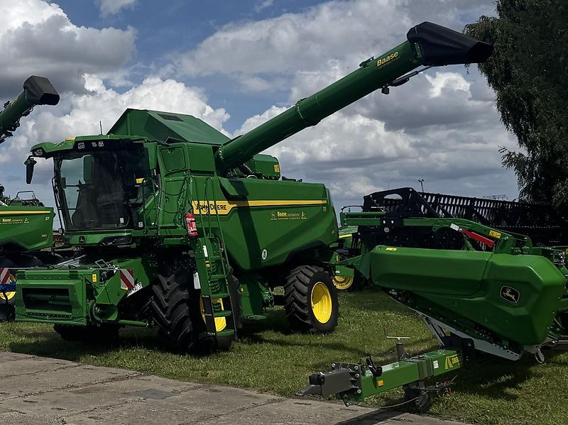 John Deere T5 400 + 6,70m Vario-Schneidwerk - Combine harvester: picture 1 John Deere T5 400 + 6,70m Vario-Schneidwerk - Combine harvester: picture 1