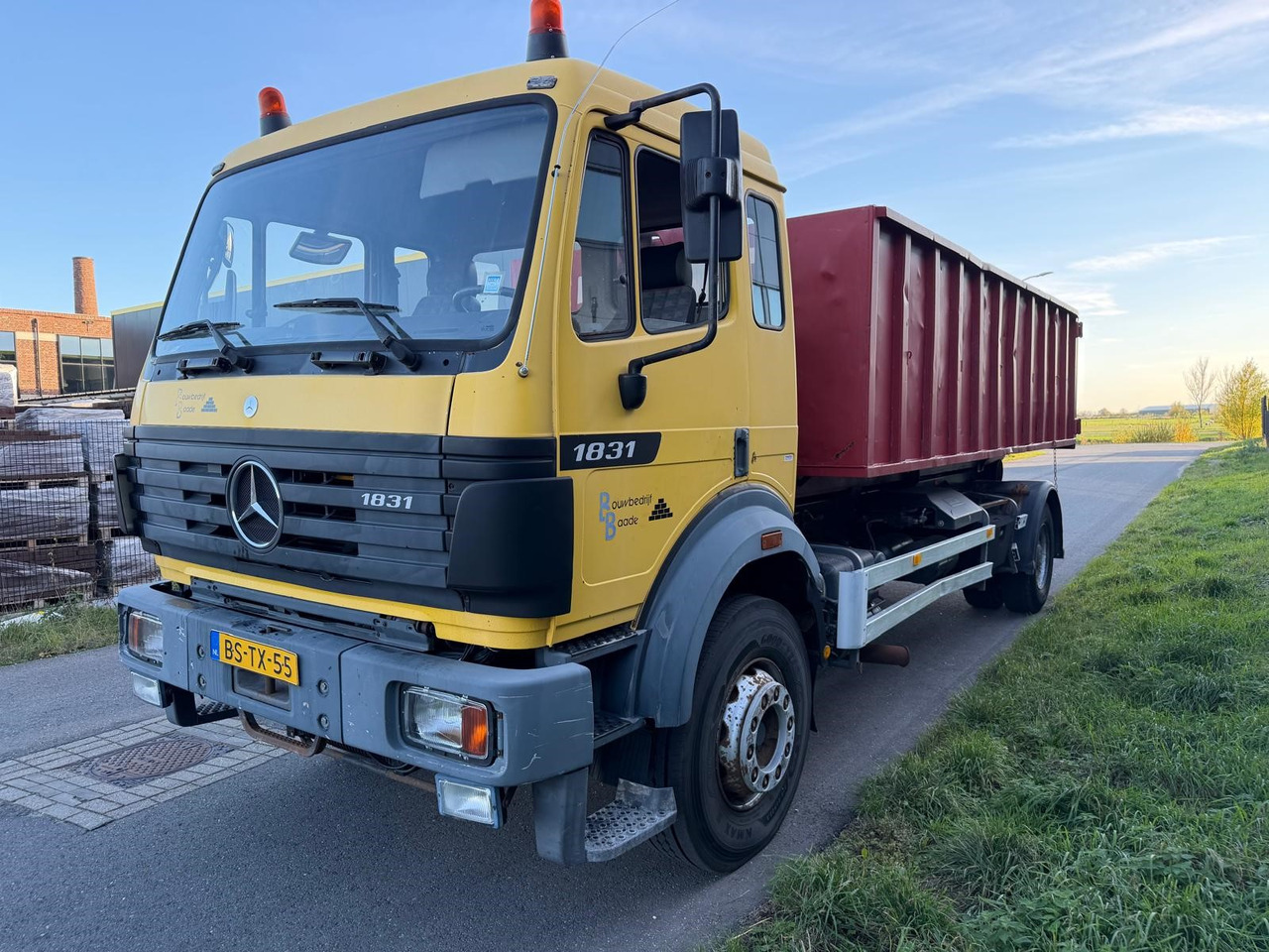 MERCEDES-BENZ SK 1831 - Hook lift truck: picture 2 MERCEDES-BENZ SK 1831 - Hook lift truck: picture 2