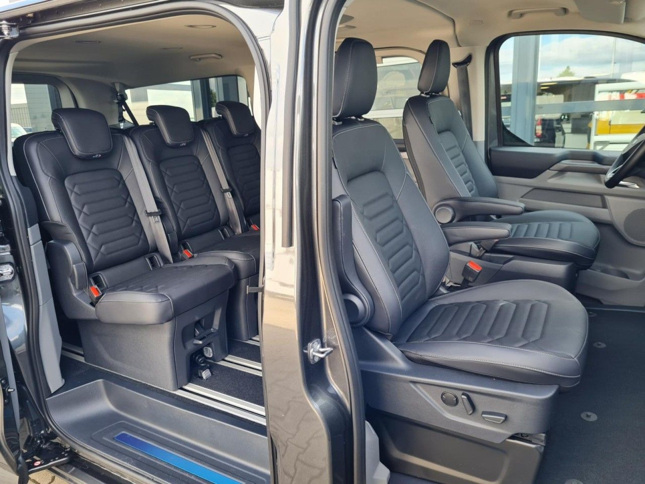 Ford Tourneo Custom 8 Sitze 320 L2 Titanium LED AUTOM - Passenger van: picture 4 Ford Tourneo Custom 8 Sitze 320 L2 Titanium LED AUTOM - Passenger van: picture 4