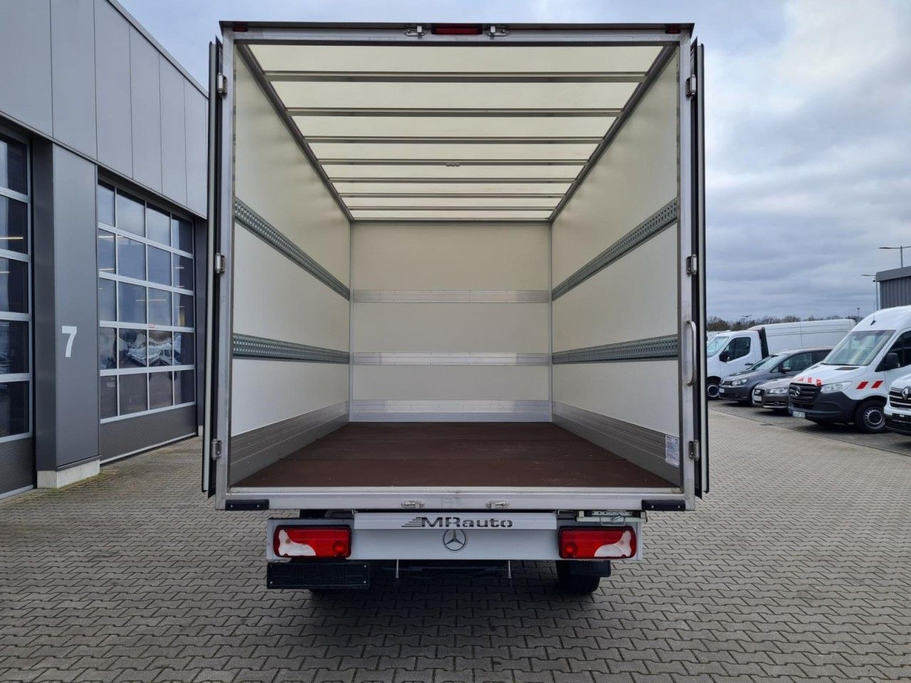 Mercedes-Benz Sprinter 315 Koffer lang MBux KLIMA NAVI TEMPOMA - Box van: picture 5 Mercedes-Benz Sprinter 315 Koffer lang MBux KLIMA NAVI TEMPOMA - Box van: picture 5