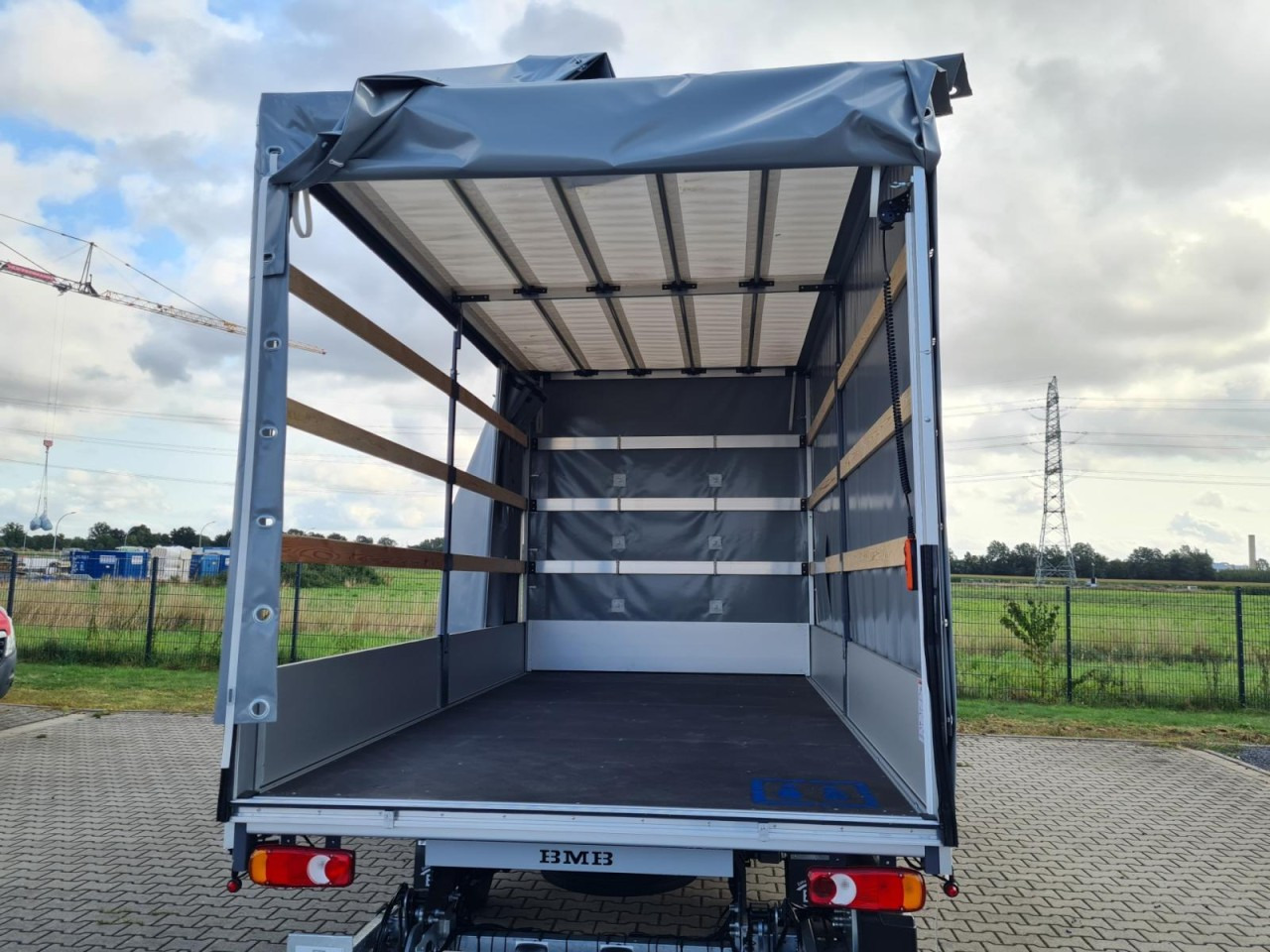 Renault 2x Master Pritsche Schiebe Plane Schlafkab LBW Luftfederung - Curtain side van: picture 5 Renault 2x Master Pritsche Schiebe Plane Schlafkab LBW Luftfederung - Curtain side van: picture 5