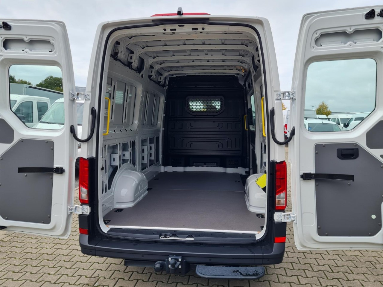 Panel van Volkswagen Crafter 35 Kasten TDI MR L3H3 STANDHEIZ AHK: picture 16
