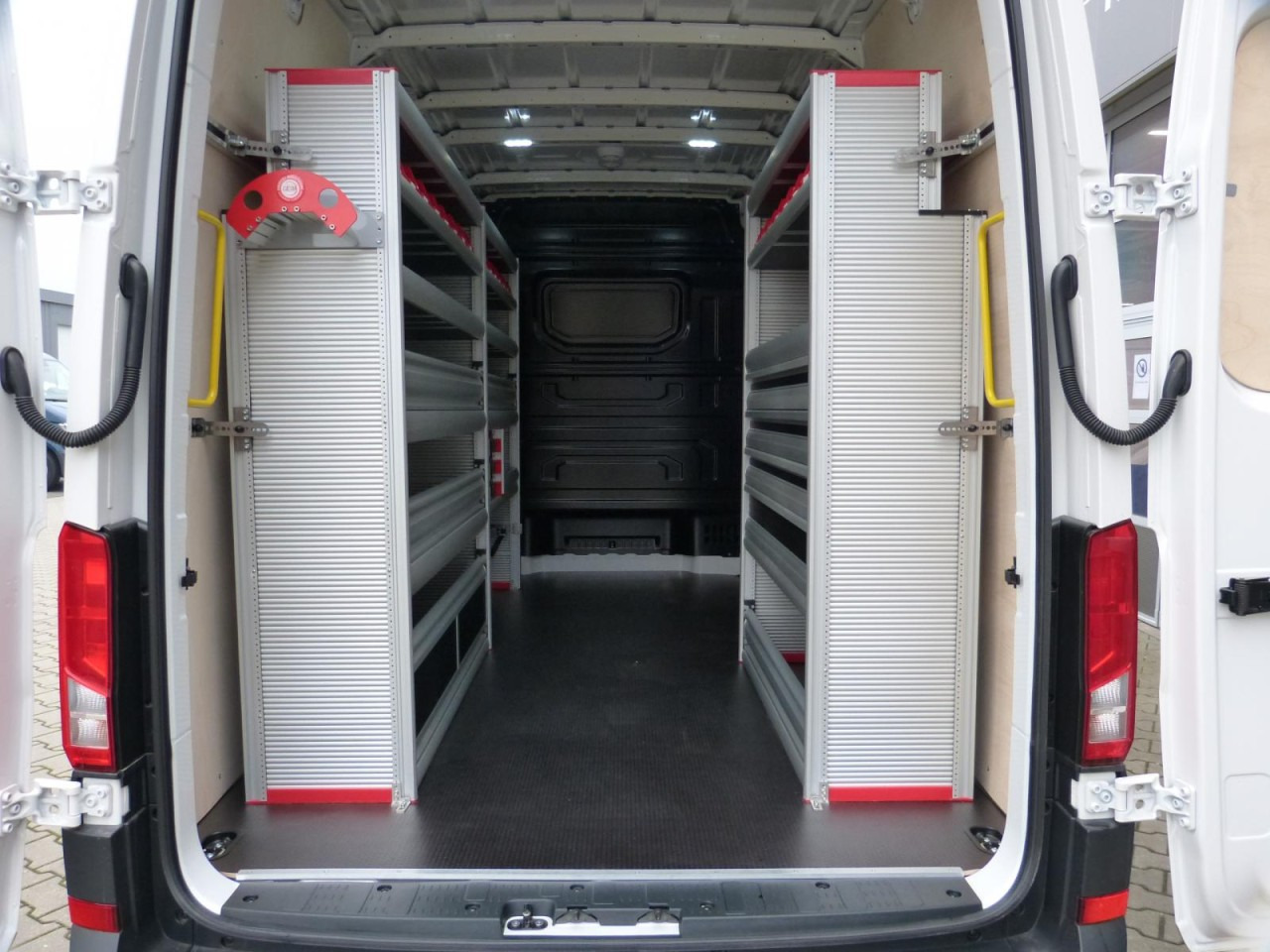 Volkswagen Crafter 35 Kasten TDI MR PDC WERKSTATTEINRICHTUNG - Panel van: picture 5 Volkswagen Crafter 35 Kasten TDI MR PDC WERKSTATTEINRICHTUNG - Panel van: picture 5