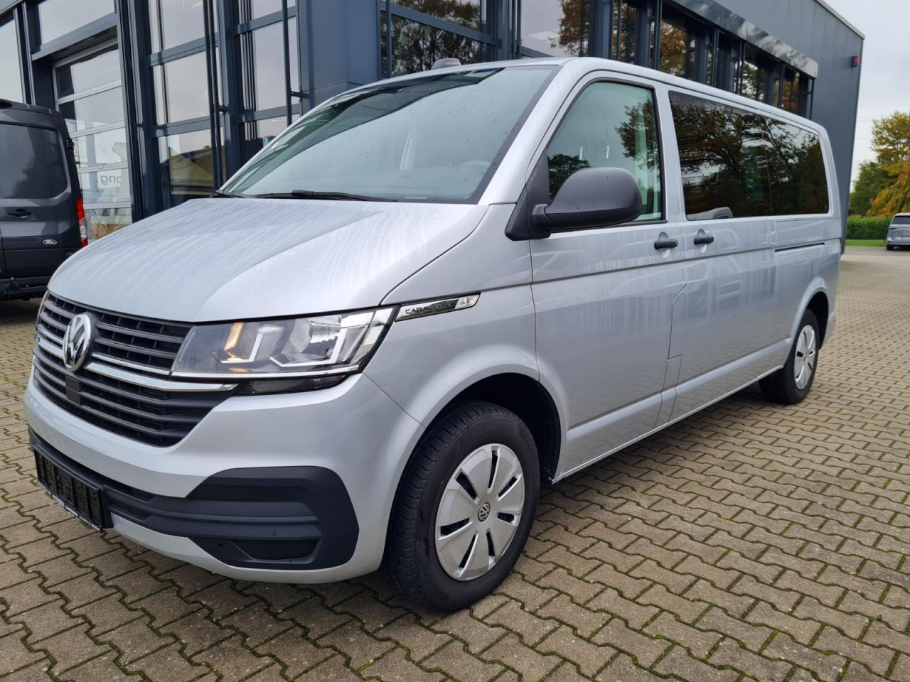 Volkswagen T6.1 Caravelle TDI lang 9 Sitzer 2 Schiebetüren Trendl. - Minibus, Passenger van: picture 1 Volkswagen T6.1 Caravelle TDI lang 9 Sitzer 2 Schiebetüren Trendl. - Minibus, Passenger van: picture 1