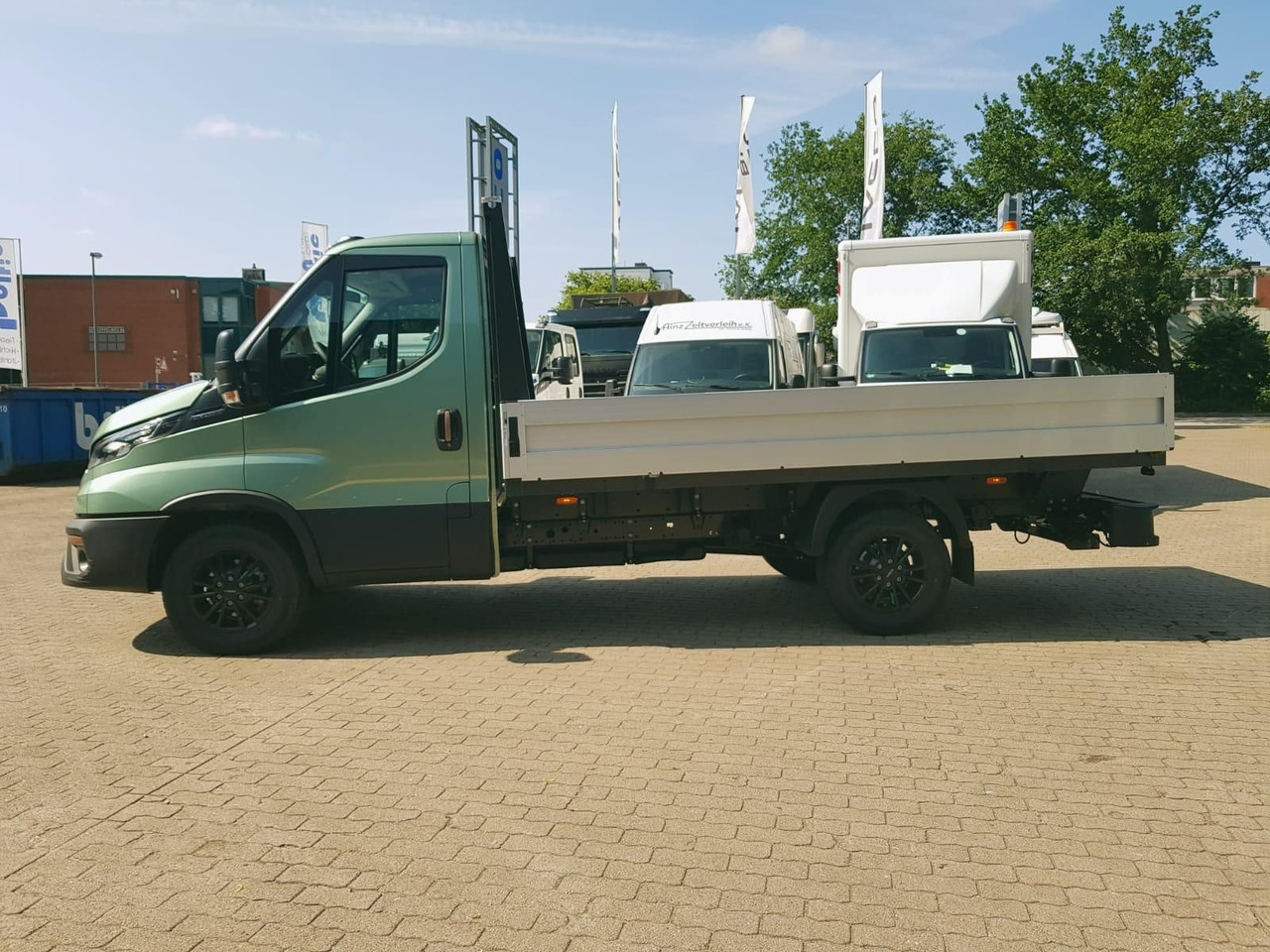 Iveco Daily 35S14HA8 Pritsche AHK 100 kW (136 PS),... - Flatbed van: picture 2 Iveco Daily 35S14HA8 Pritsche AHK 100 kW (136 PS),... - Flatbed van: picture 2