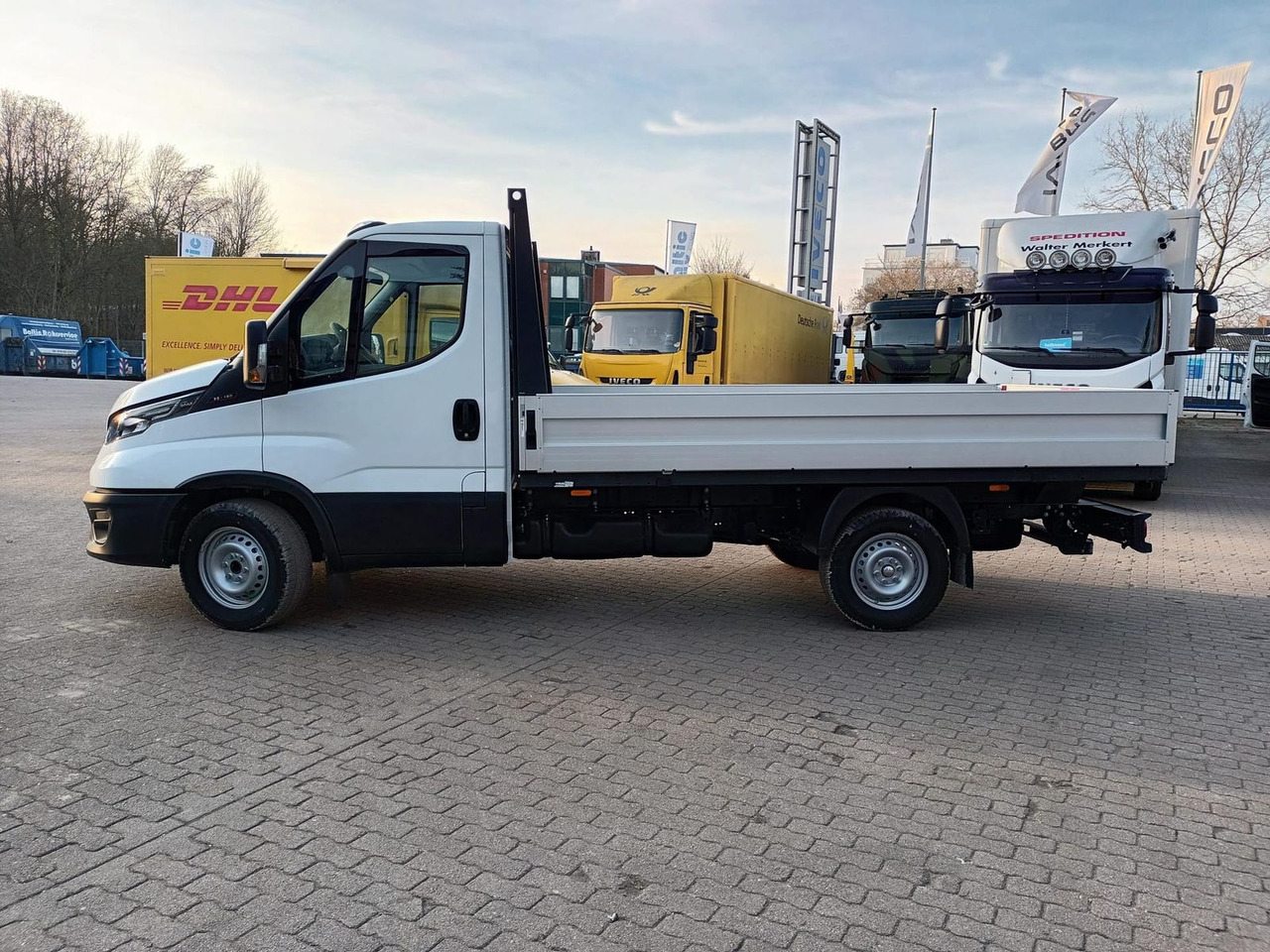 Iveco Daily 35S16H3.0 Pritsche,AHK, Rückfahrkamera... - Flatbed van: picture 2 Iveco Daily 35S16H3.0 Pritsche,AHK, Rückfahrkamera... - Flatbed van: picture 2