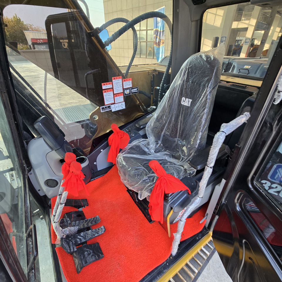 Excavator CATERPILLAR 320D: picture 14