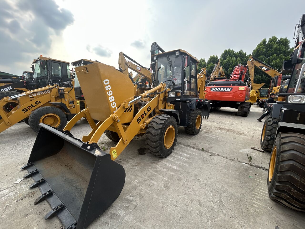 SDLG LGB680 - Backhoe loader: picture 3 SDLG LGB680 - Backhoe loader: picture 3
