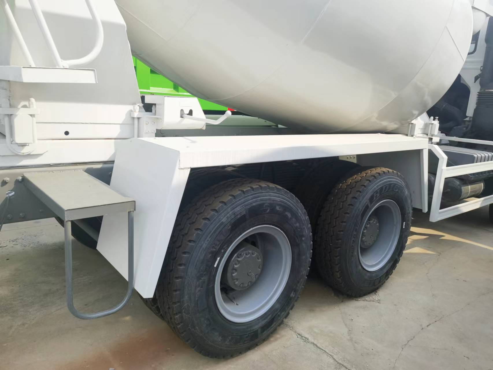 Sinotruk HOWO 371 6*4 Concrete mixer truck - Concrete mixer truck: picture 4 Sinotruk HOWO 371 6*4 Concrete mixer truck - Concrete mixer truck: picture 4