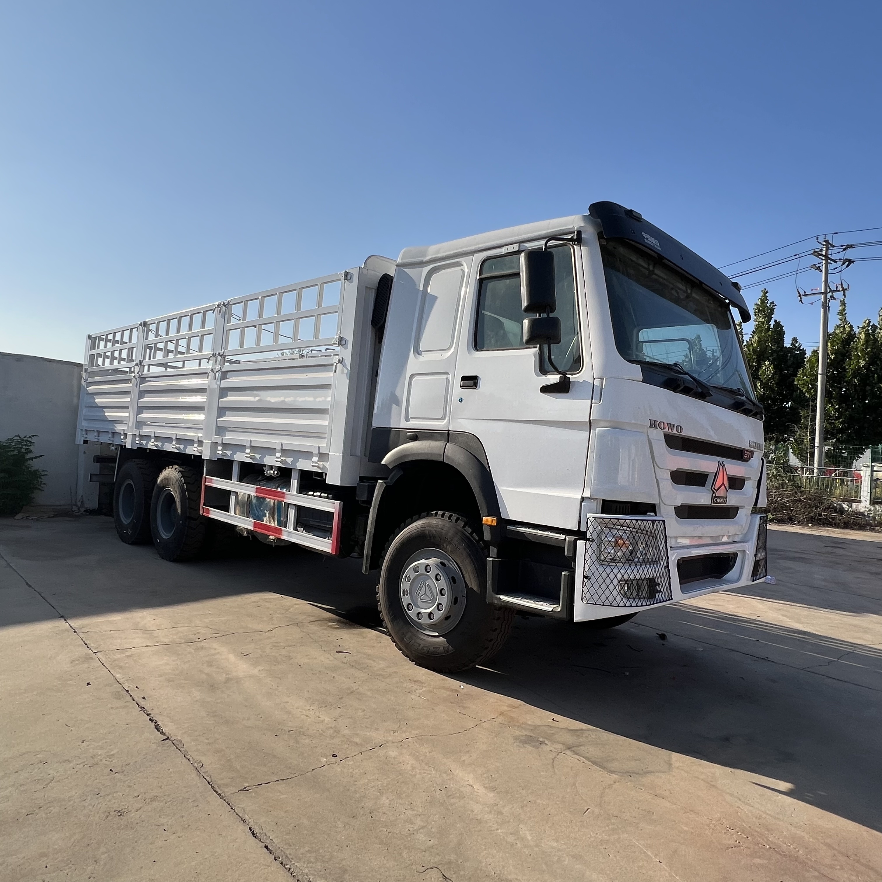 Sinotruk HOWO 371 6*4 Fence Truck - Dropside/ Flatbed truck: picture 1 Sinotruk HOWO 371 6*4 Fence Truck - Dropside/ Flatbed truck: picture 1