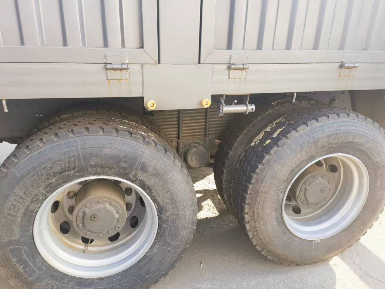 Dropside/ Flatbed truck Sinotruk HOWO 371 8*4 Fence truck: picture 9