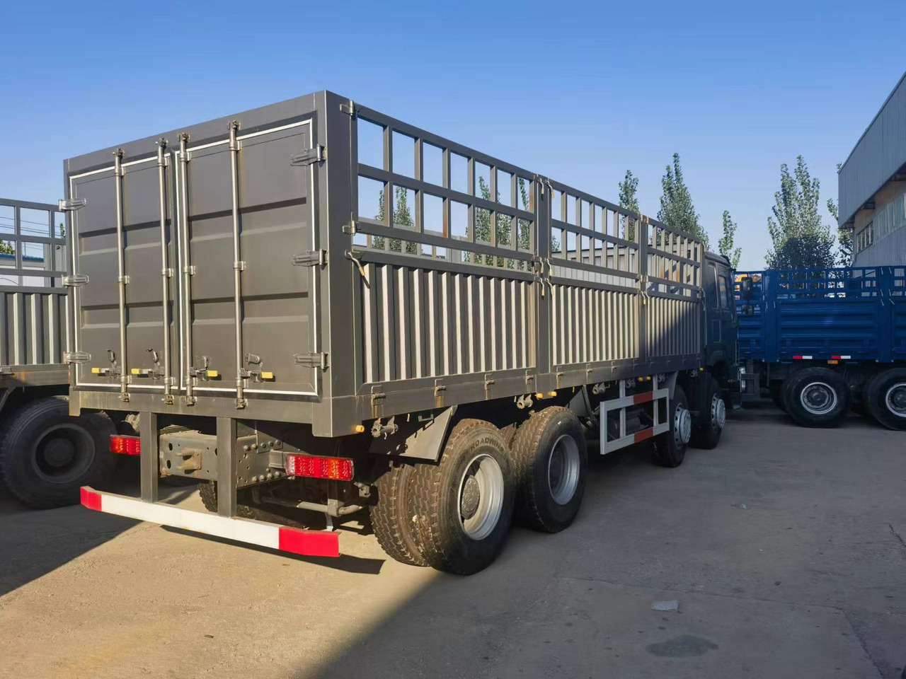 Sinotruk HOWO 371 8*4 Fence truck - Dropside/ Flatbed truck: picture 4 Sinotruk HOWO 371 8*4 Fence truck - Dropside/ Flatbed truck: picture 4
