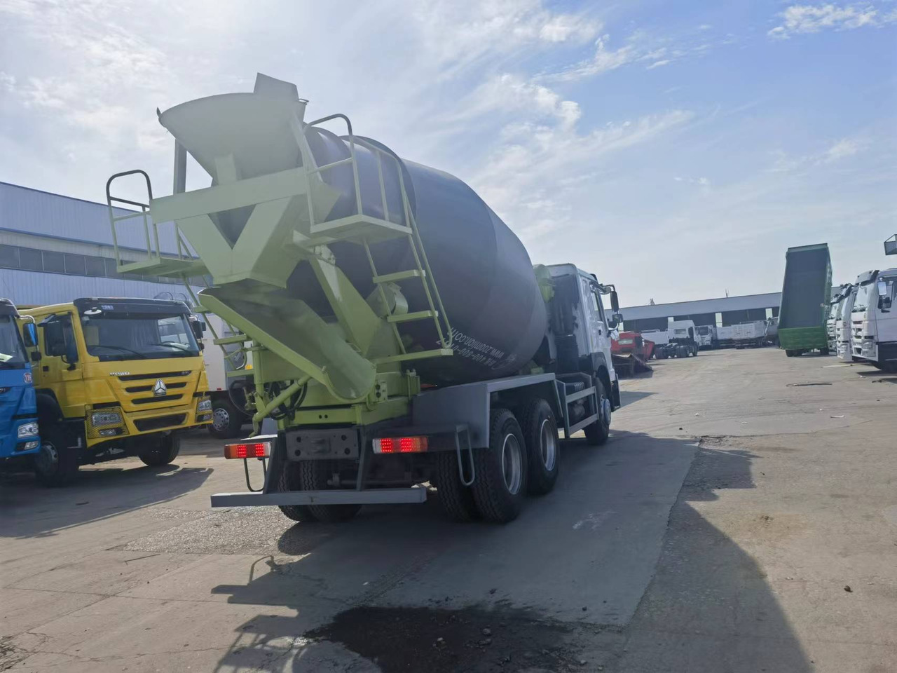 Sinotruk HOWO 6*4 Concrete mixer truck - Concrete mixer truck: picture 3 Sinotruk HOWO 6*4 Concrete mixer truck - Concrete mixer truck: picture 3