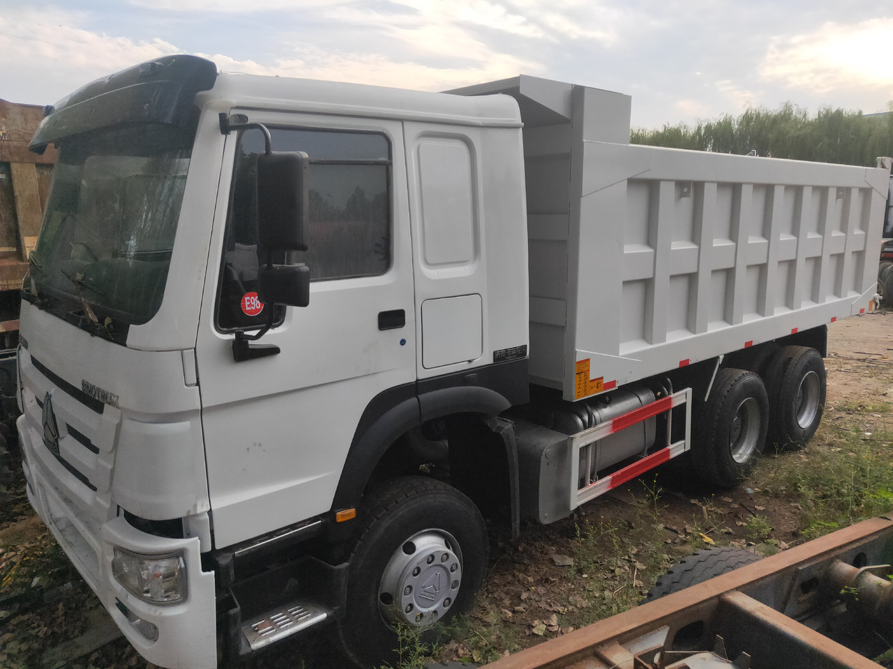 Tipper Sinotruk HOWO 6*4  Dump truck: picture 9