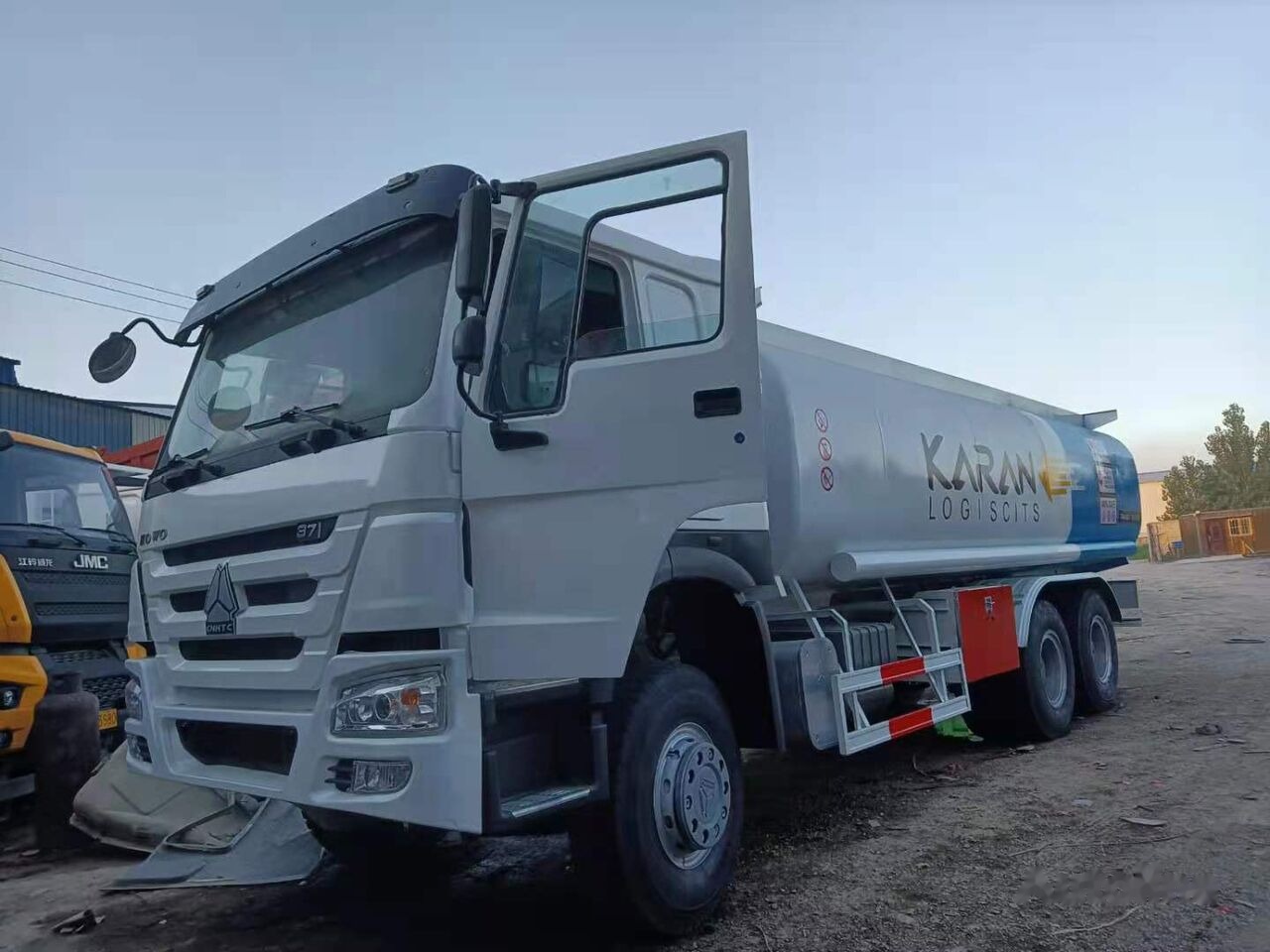 Sinotruk HOWO 6*4 Fuel Tank Truck - Tank truck: picture 1 Sinotruk HOWO 6*4 Fuel Tank Truck - Tank truck: picture 1