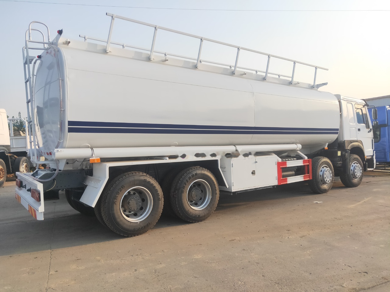 Tank truck Sinotruk HOWO 8*4 Tank truck: picture 6