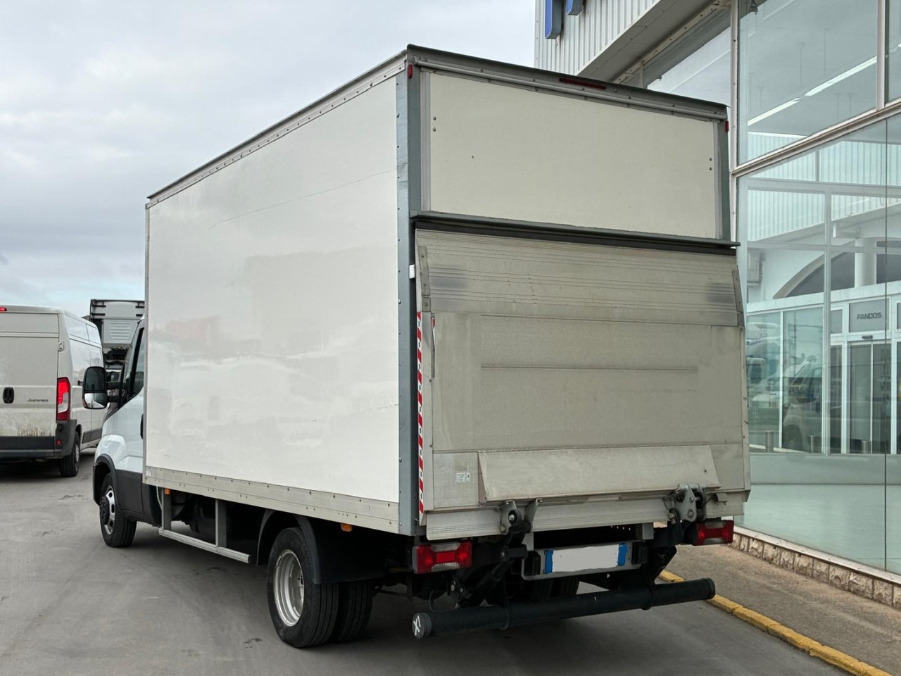 Caja cerrada con plataforma elevadora IVECO 35C16 20m3 Automática - Box van: picture 4 Caja cerrada con plataforma elevadora IVECO 35C16 20m3 Automática - Box van: picture 4