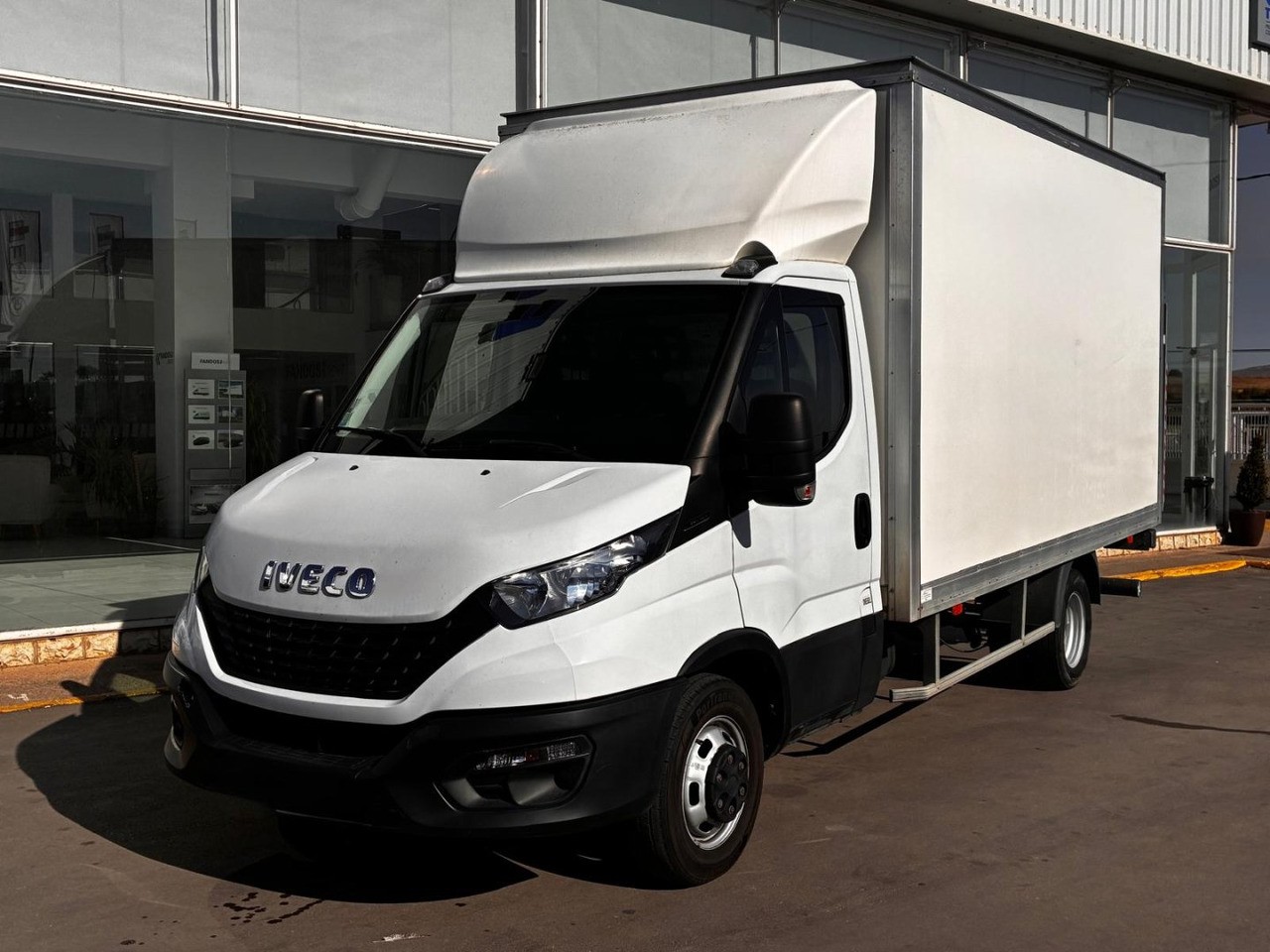 Caja cerrada con plataforma elevadora IVECO 35C16 20m3 - Box van: picture 1 Caja cerrada con plataforma elevadora IVECO 35C16 20m3 - Box van: picture 1