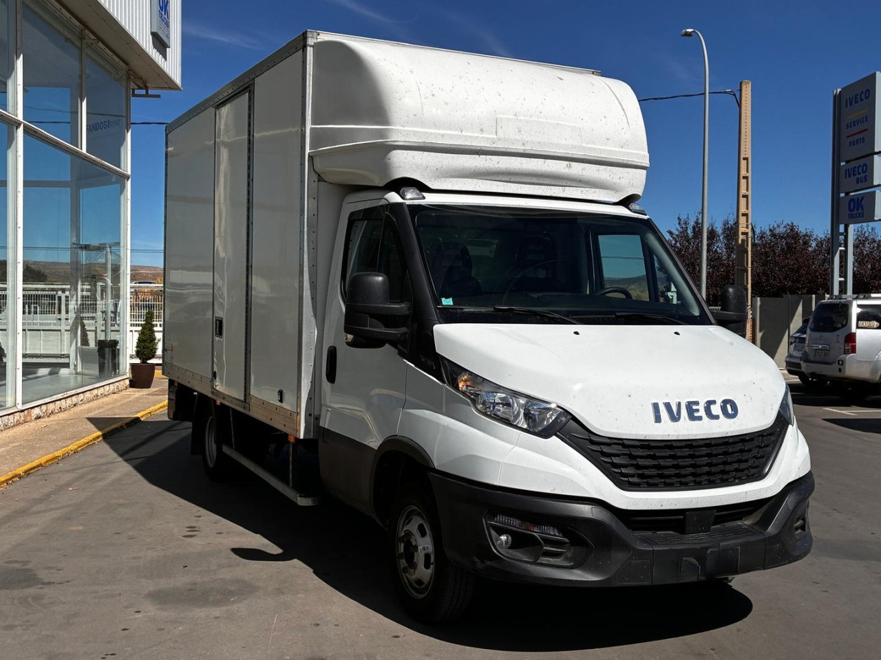 Caja cerrada con plataforma elevadora IVECO 35C16 20m3 con puerta lateral - Box van: picture 3 Caja cerrada con plataforma elevadora IVECO 35C16 20m3 con puerta lateral - Box van: picture 3
