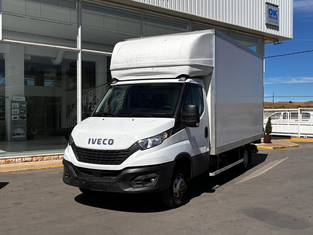 Caja cerrada con plataforma elevadora IVECO 35C16 20m3 con puerta lateral - Box van: picture 1 Caja cerrada con plataforma elevadora IVECO 35C16 20m3 con puerta lateral - Box van: picture 1