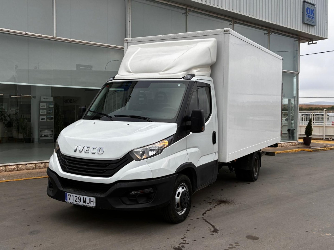 Caja cerrada con plataforma elevadora IVECO 35C16 3.0 20m3 con puerta lateral - Box van: picture 1 Caja cerrada con plataforma elevadora IVECO 35C16 3.0 20m3 con puerta lateral - Box van: picture 1