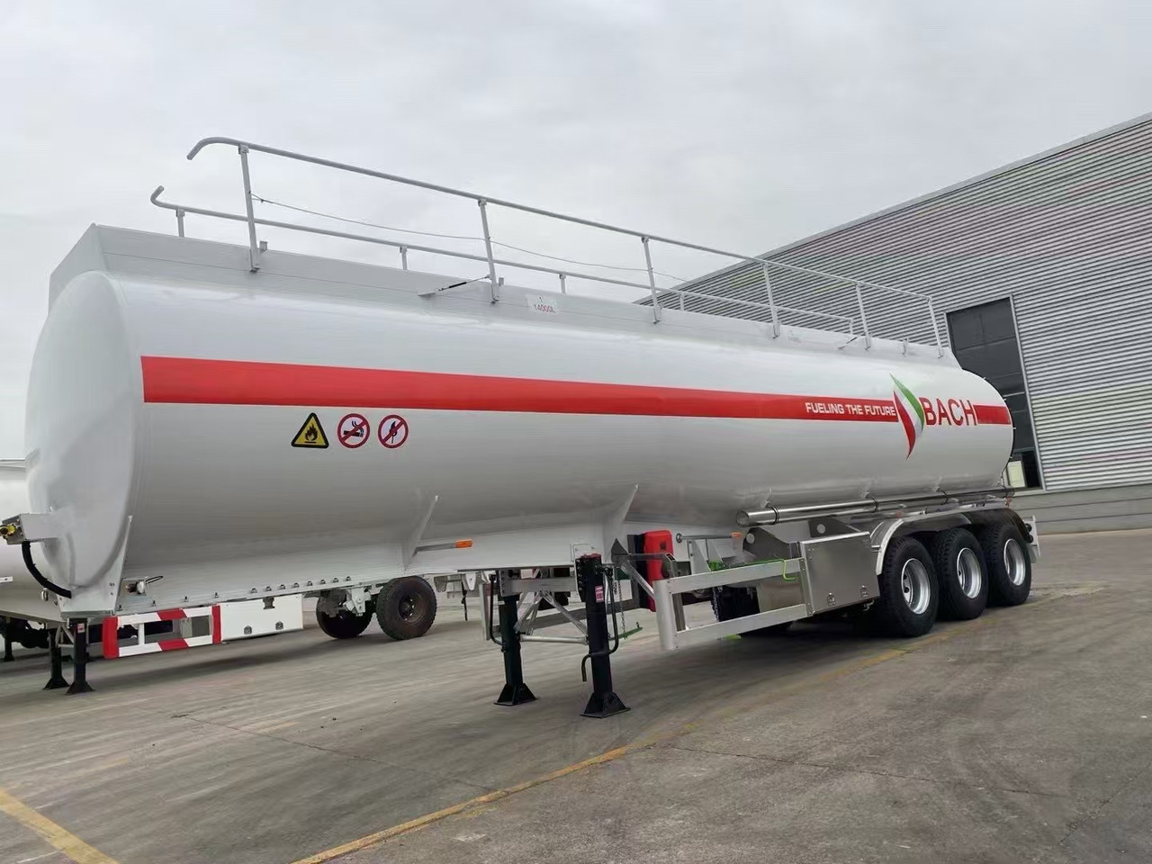30,000–60,000 Liters Single or Multiple Compartments Customizable tank trailers available - Tank semi-trailer: picture 2 30,000–60,000 Liters Single or Multiple Compartments Customizable tank trailers available - Tank semi-trailer: picture 2