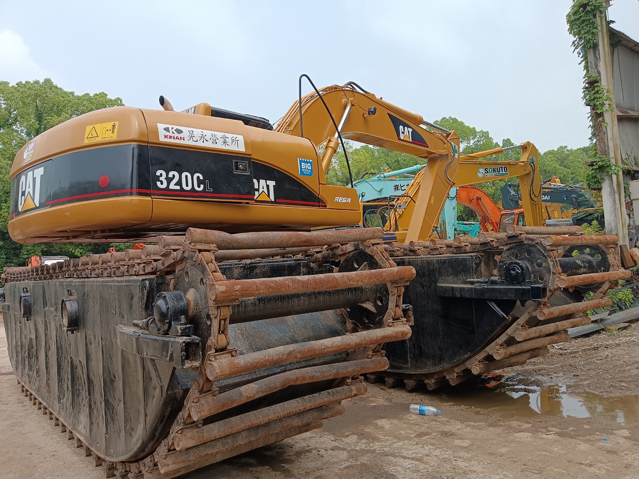 CAT 320CL - Amphibious excavator: picture 1 CAT 320CL - Amphibious excavator: picture 1